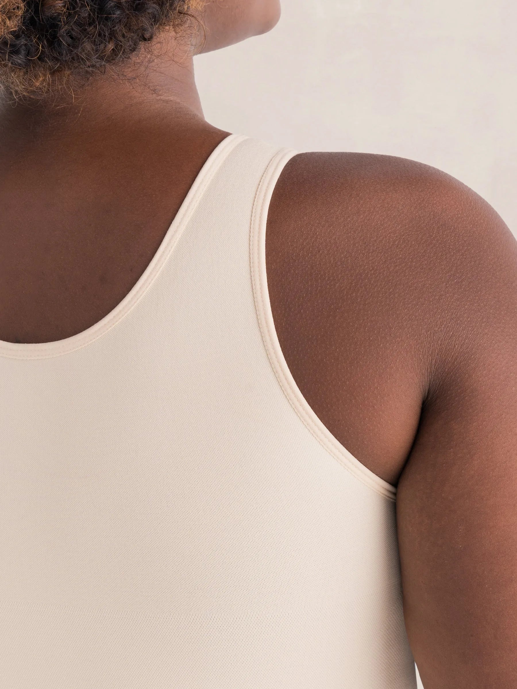 Cami Glow Comfort™ | Camiseta moldeadora tirantes anchos™